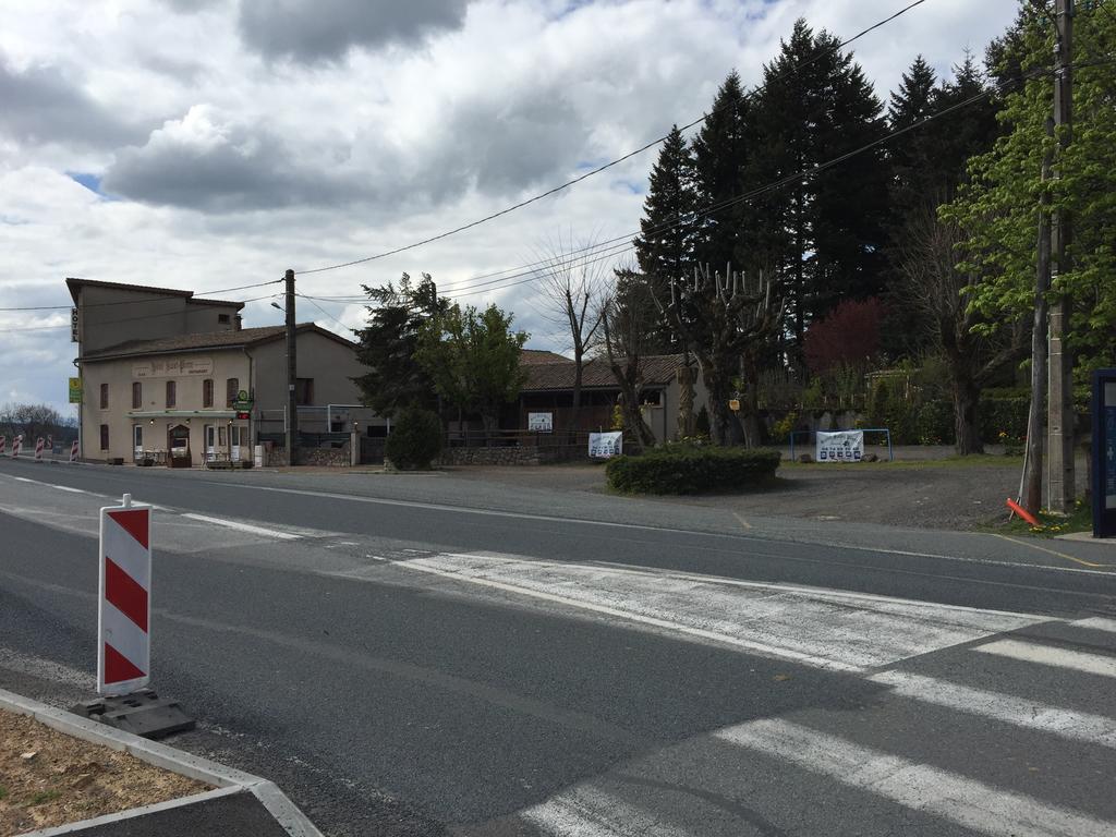 Hotel Saint Pierre Les Sauvages  Bagian luar foto